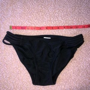 Black bikini bottoms w hip straps